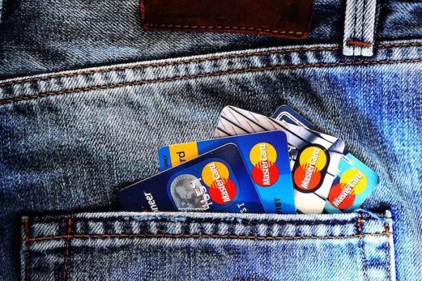 Cash of pin op vakantie
